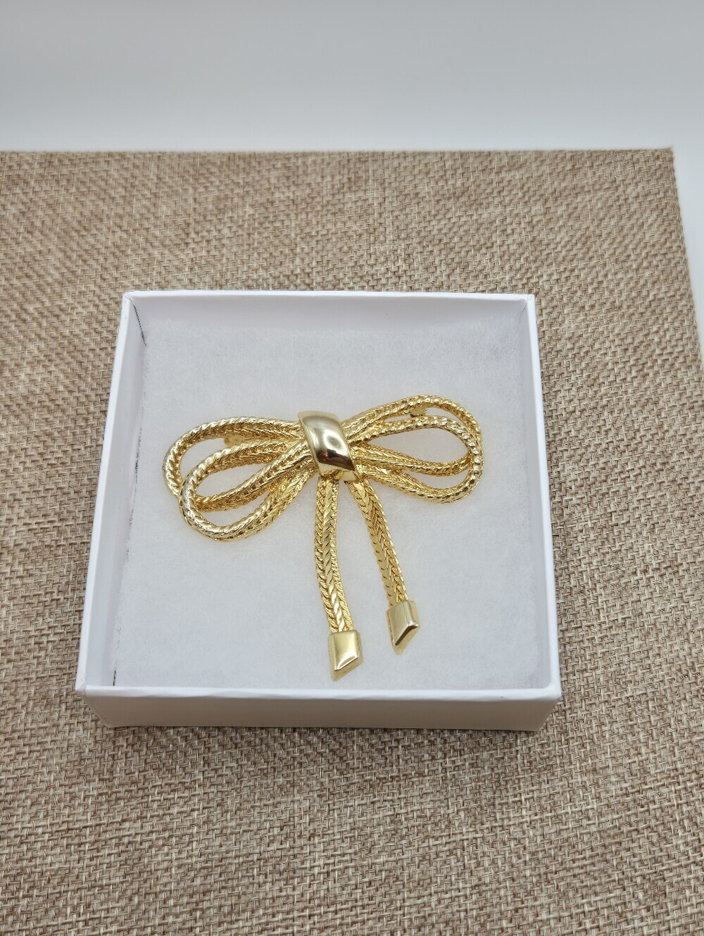 Vintage Gold Tone Bow Brooch - Picture 6 of 17